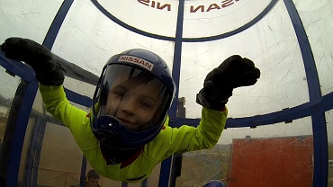 Специальные детские костюмы делают полет в аэротрубе безопасным занятием